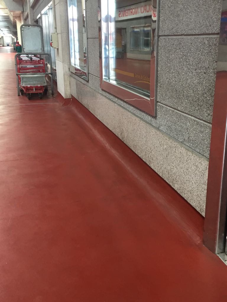 Pasillo de industria alimentaria con pavimento de poliuretano cemento rojo