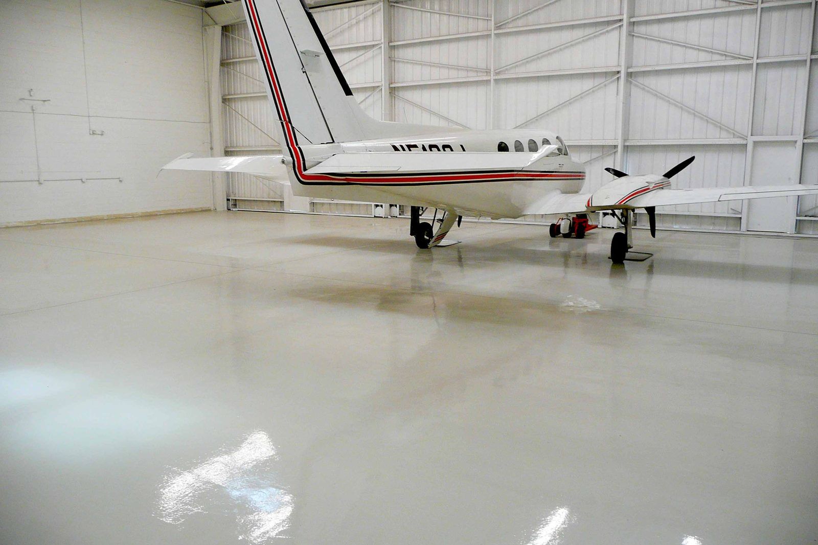 Avioneta en un hangar sobre un suelo blanco brillante