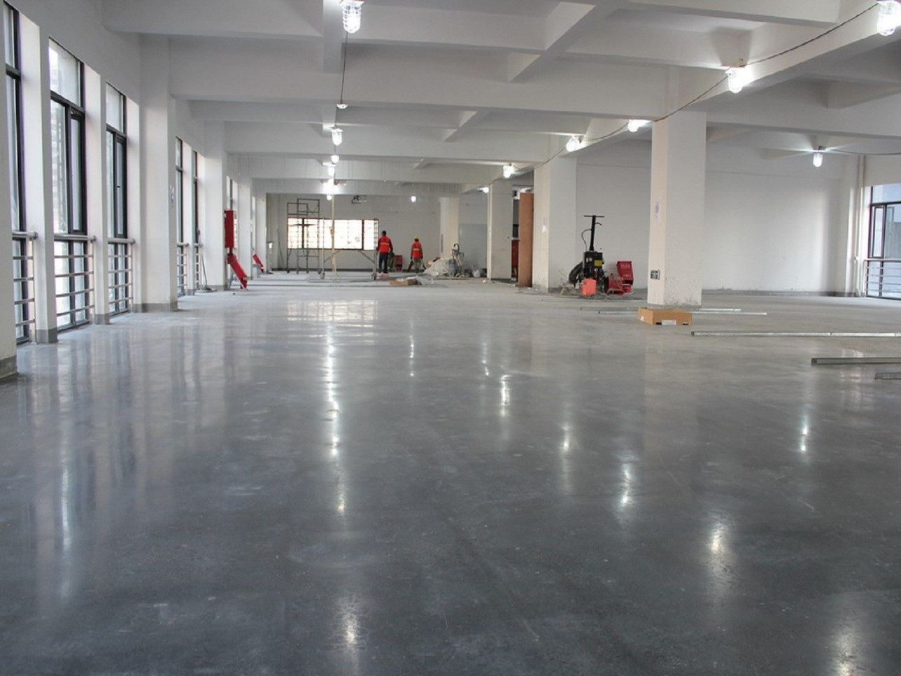 Nave con ventanales y solera reflectante