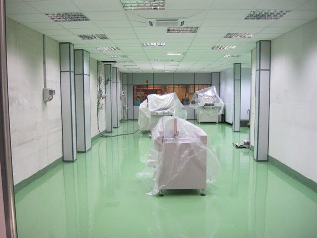 Sala limpia con revestimiento continuo de color verde